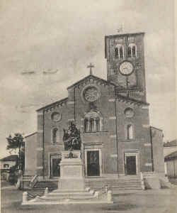 piazza con monumento.jpg (129749 byte)