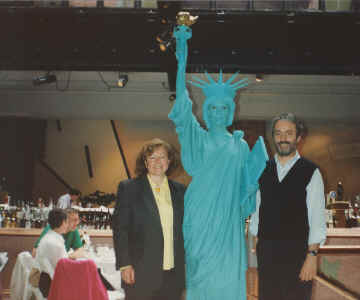 ny.ristorante con comparsa.jpg (126475 byte)