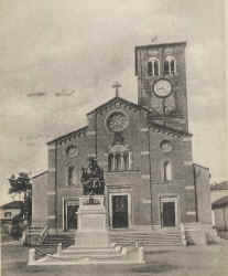 piazza con monumento.jpg (129749 byte)